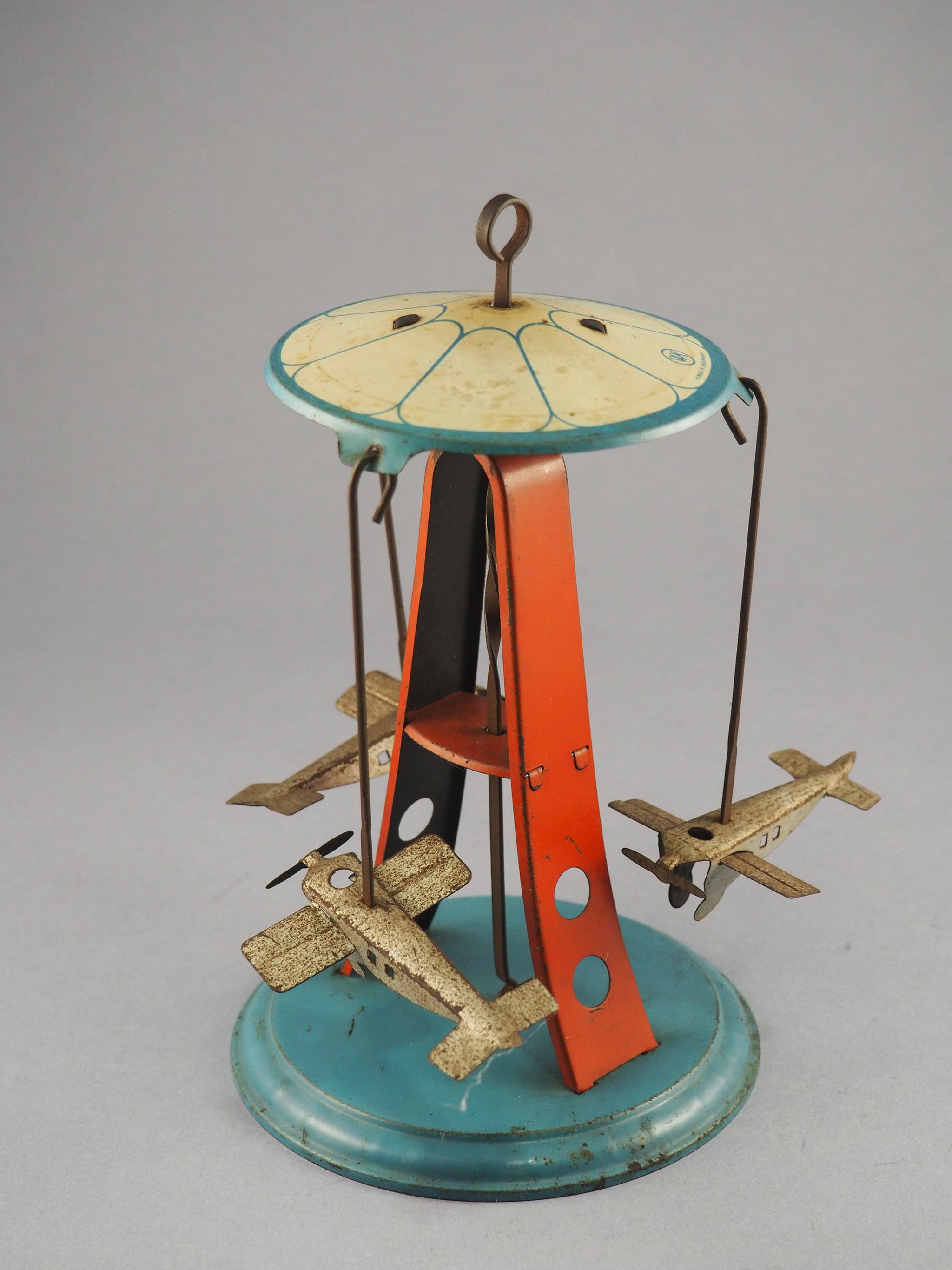 Carrousel with 3 airplanes