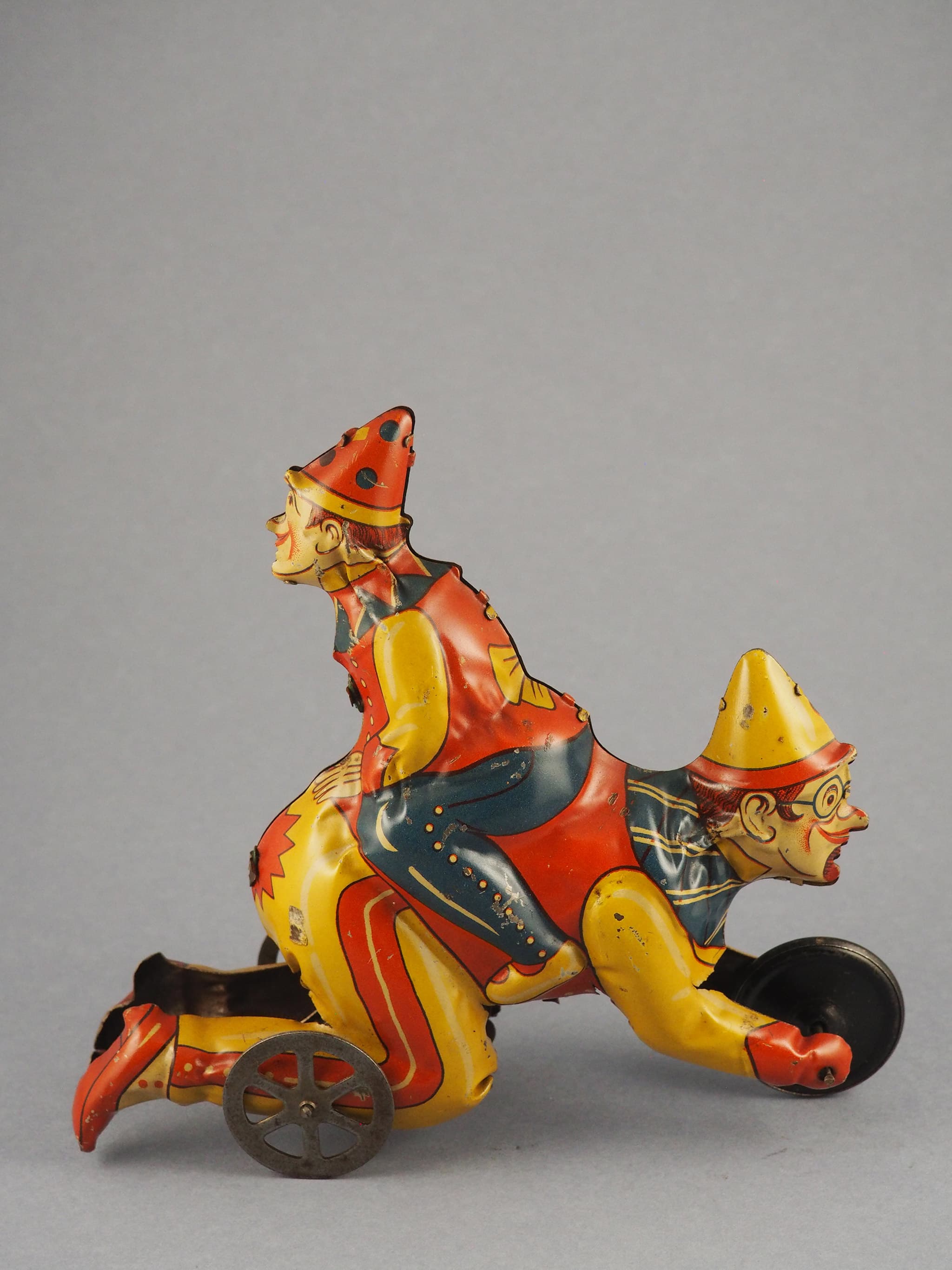 Clown reitet Clown
