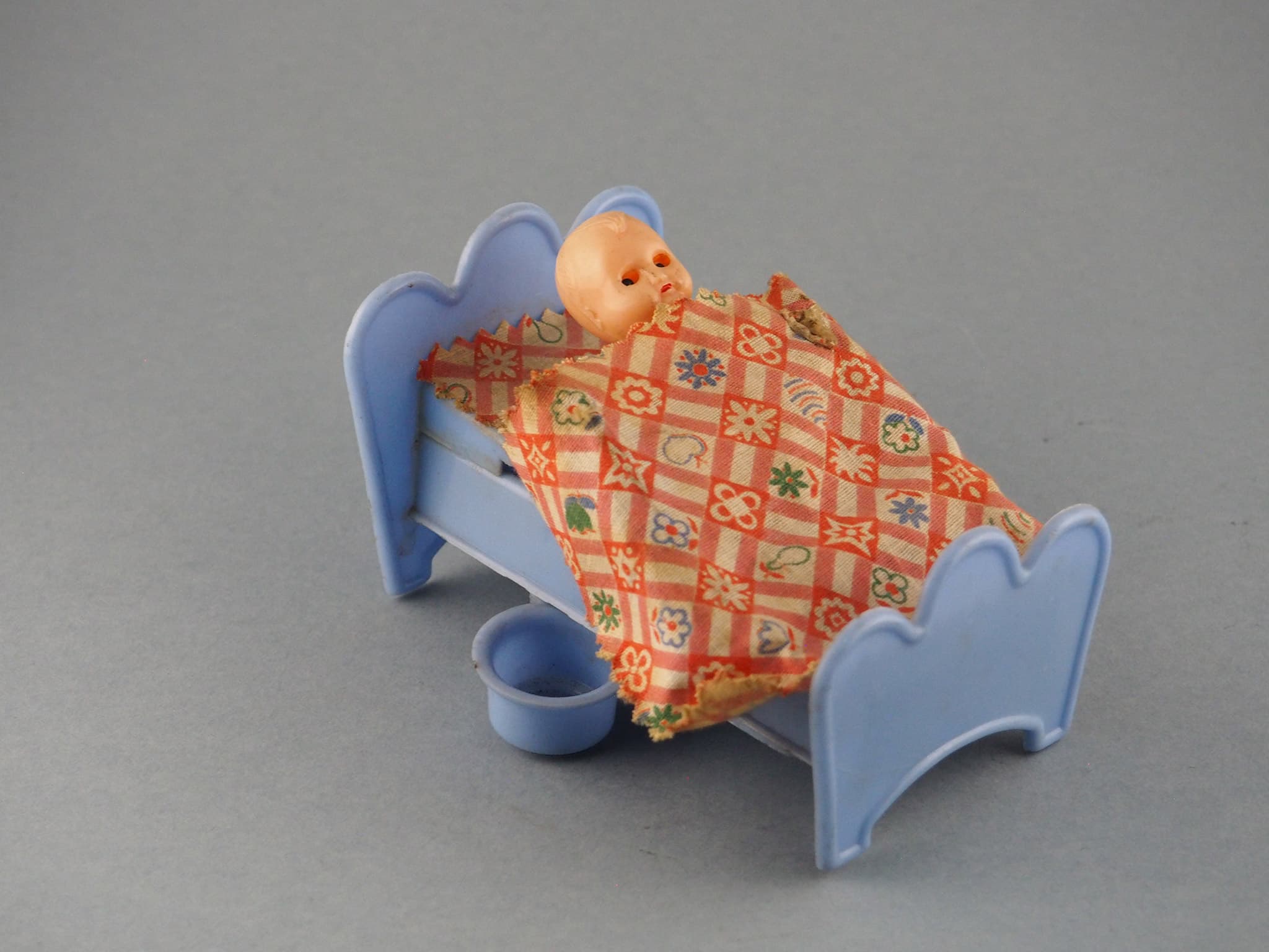 Menino em cama com penico